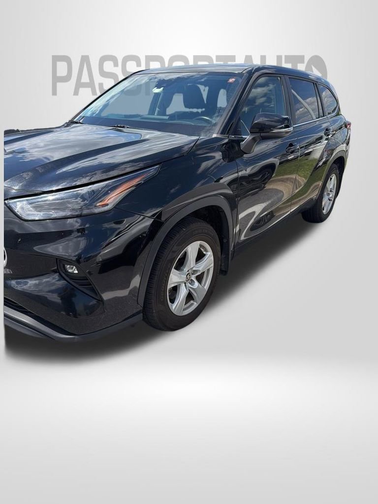 Used 2023 Toyota Highlander LE AWD/4WD image 1