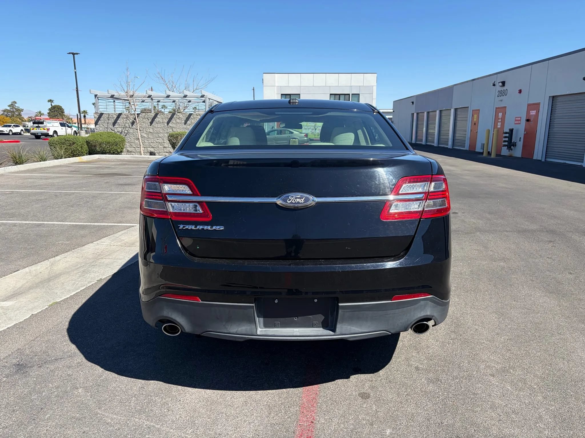 Used 2017 Ford Taurus SE FWD image 8
