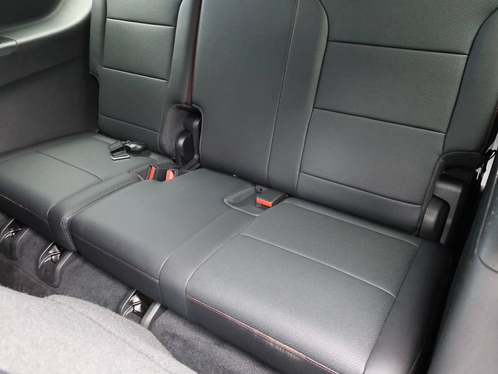 Used 2025 Chevrolet Traverse RS FWD image 23