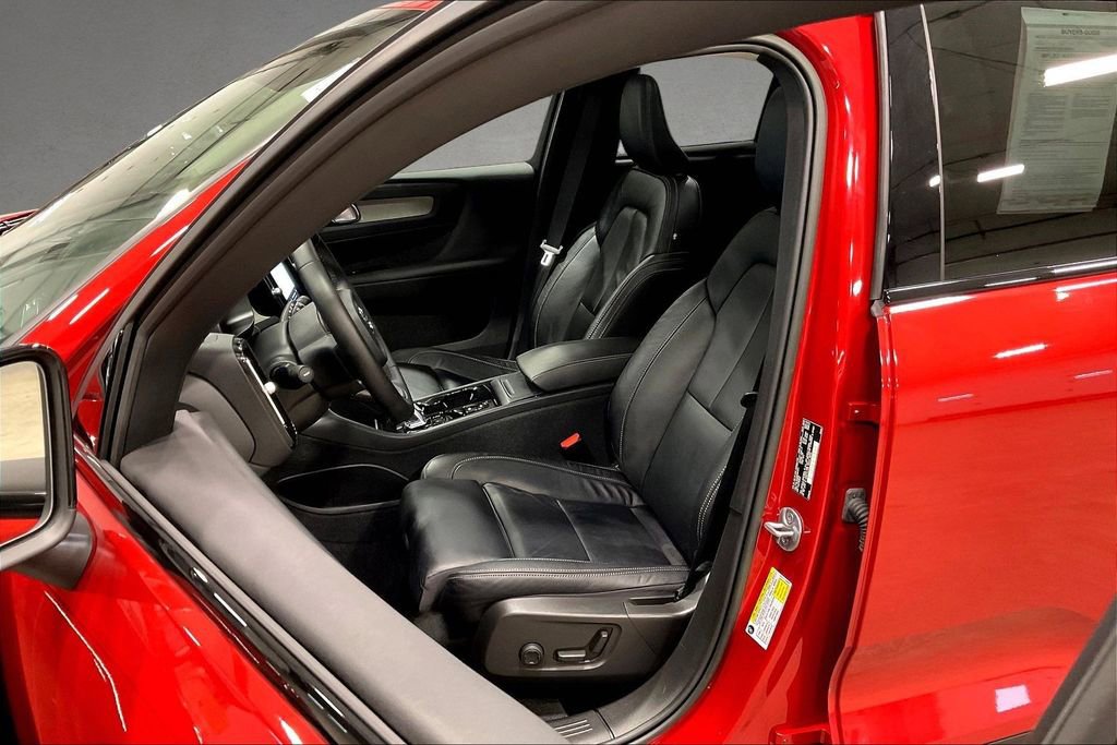Certified 2023 Volvo XC40 B5 Plus w/ Protection Package Premier AWD/4WD image 21