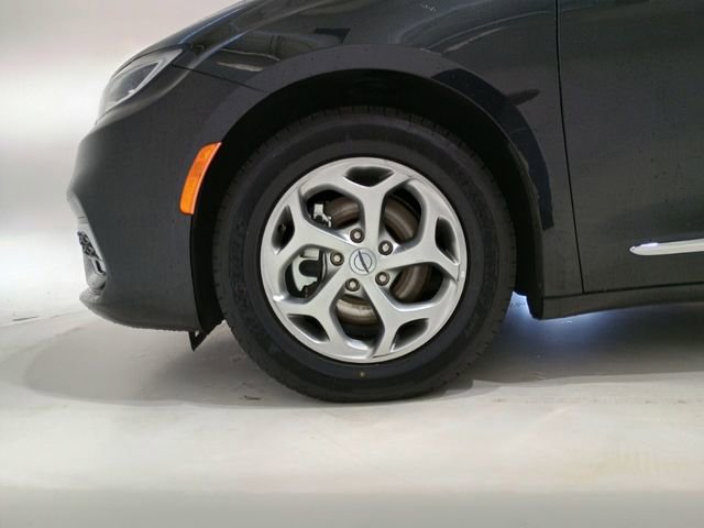 Used 2023 Chrysler Pacifica Limited FWD image 9