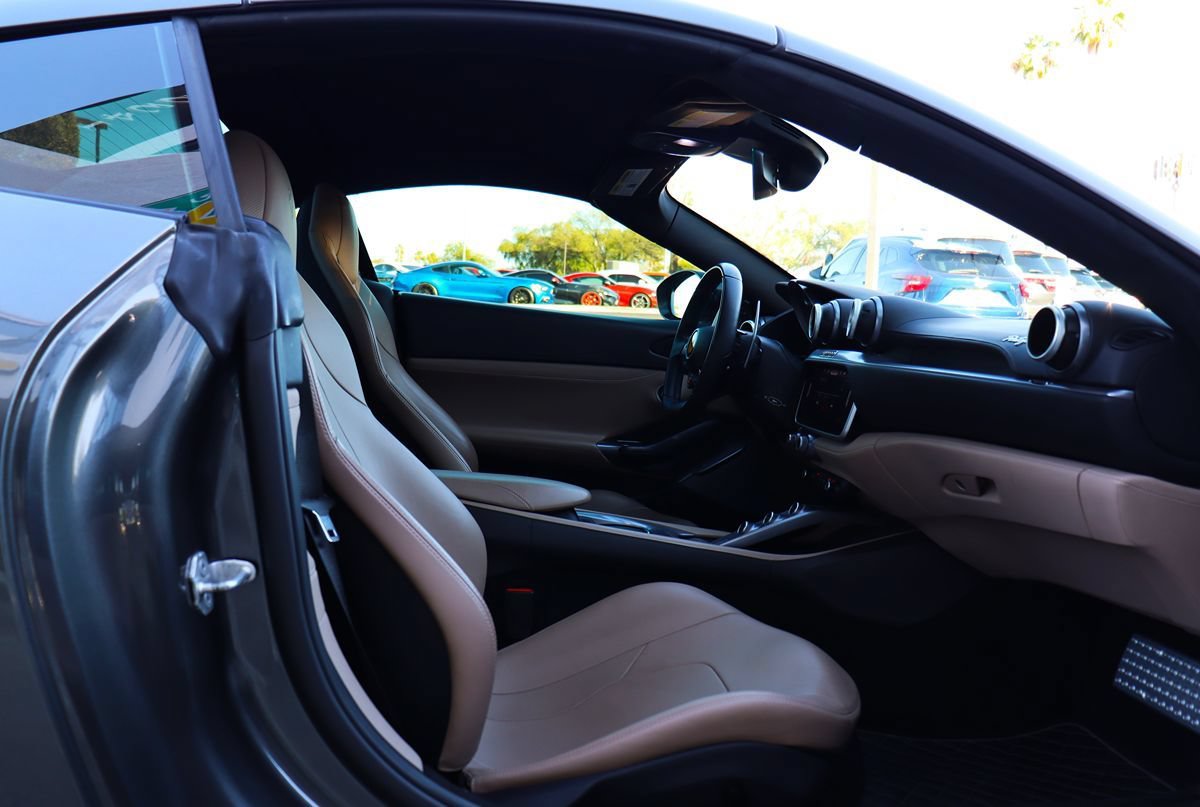 Used 2020 Ferrari Portofino RWD image 33