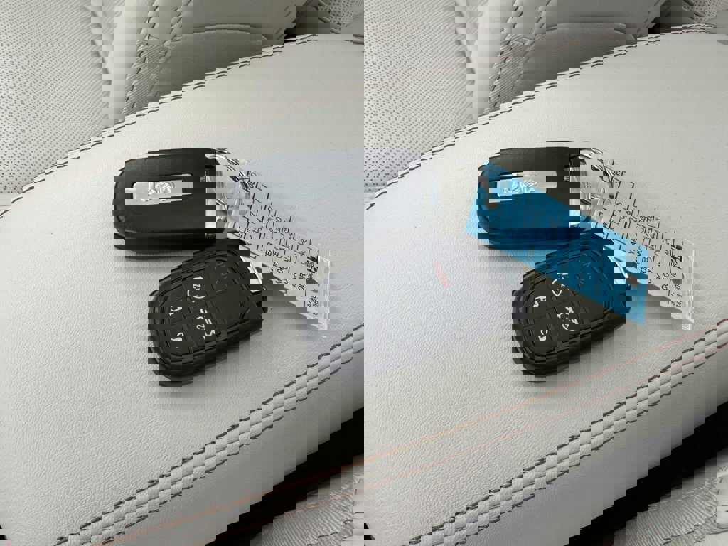 Used 2018 Jeep Cherokee Overland w/ Technology Group image 32