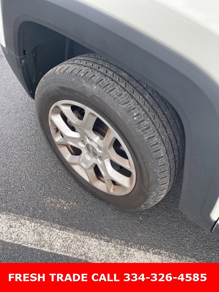 Used 2018 Jeep Renegade Latitude w/ Cold Weather Group image 9