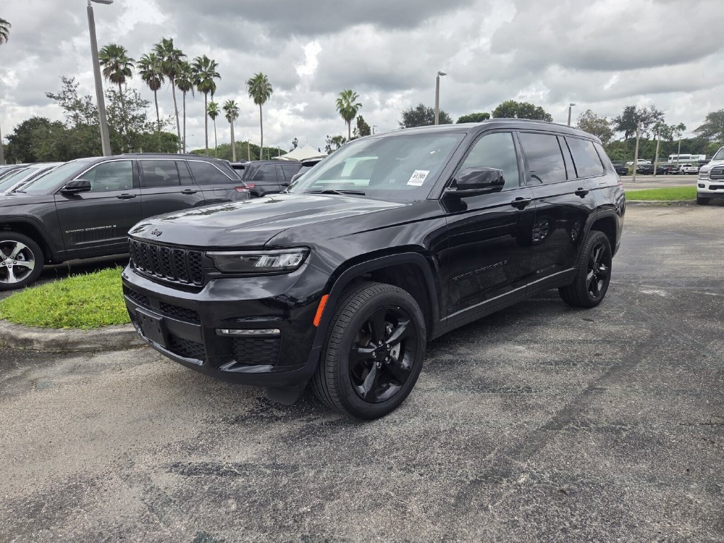 Used 2025 Jeep Grand Cherokee L Limited w/ Black Appearance Package AWD/4WD image 3