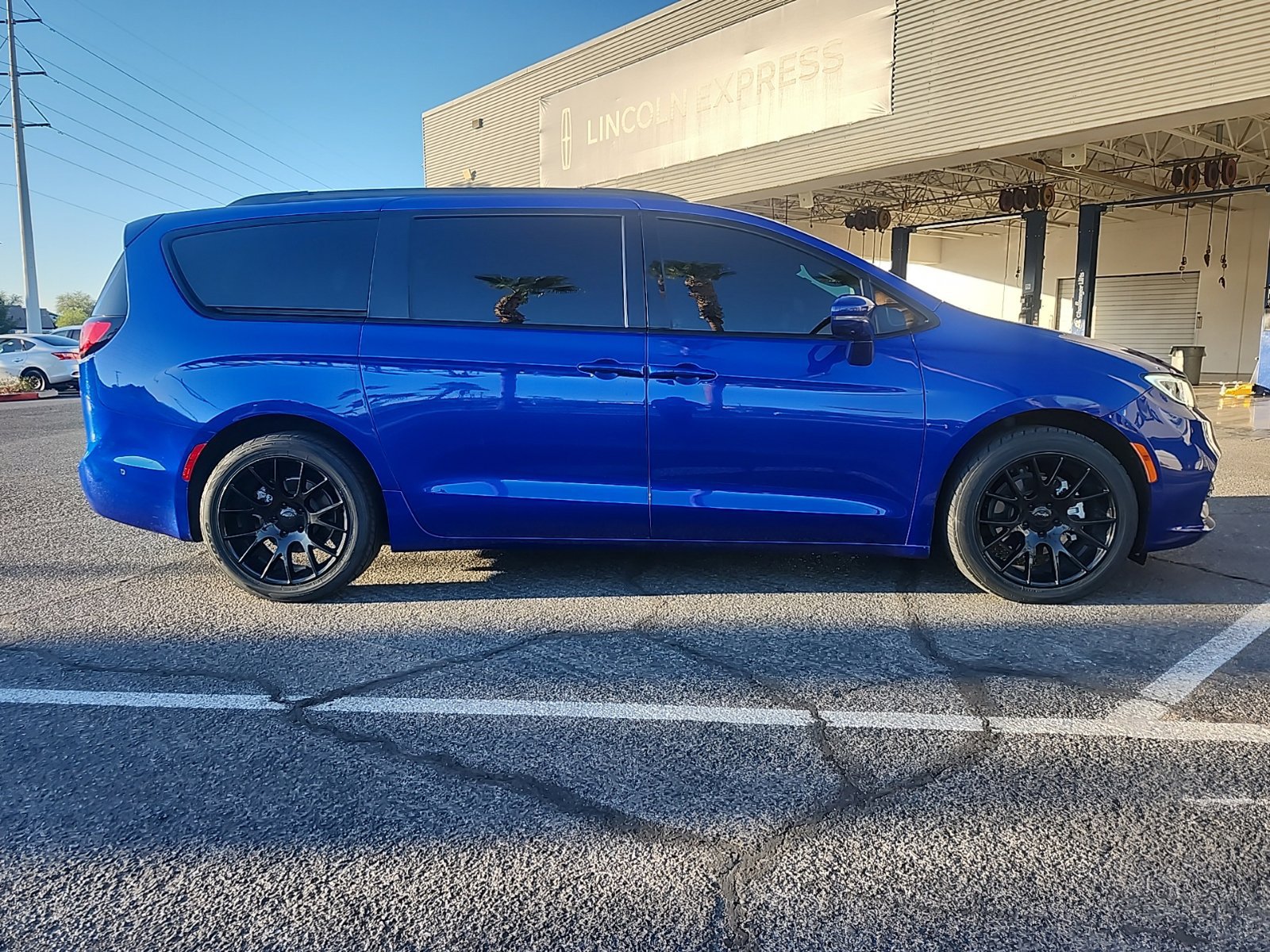 Used 2021 Chrysler Pacifica Limited w/ Uconnect Theater Family Group FWD image 8