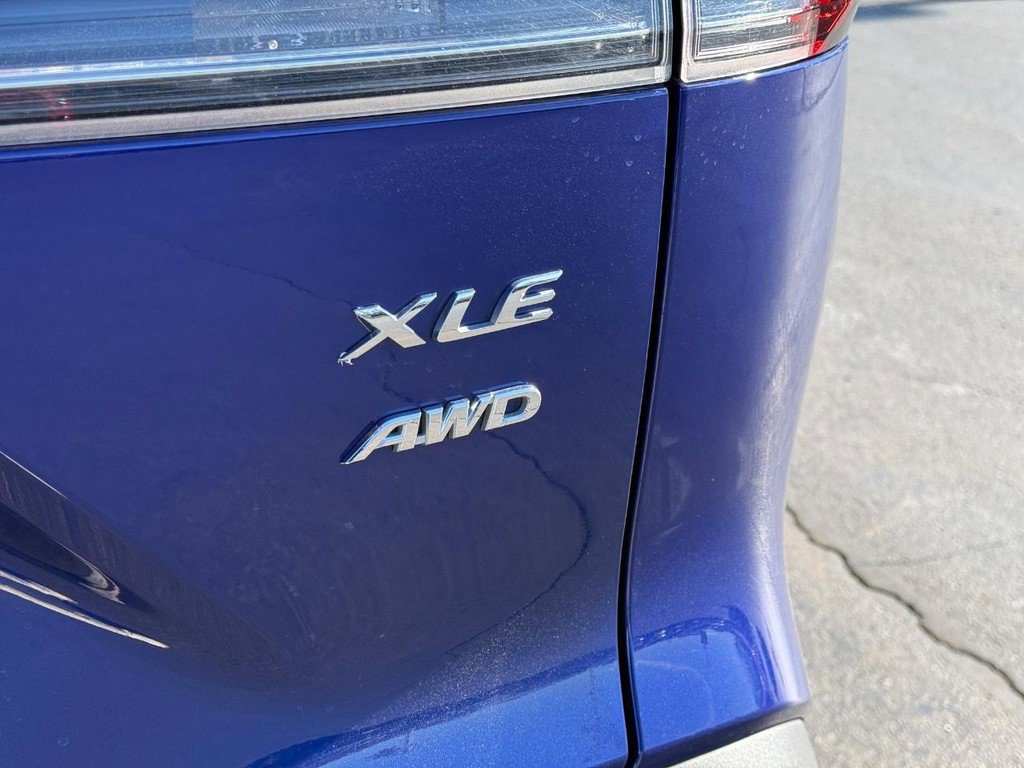 Certified 2025 Toyota Corolla Cross XLE image 6