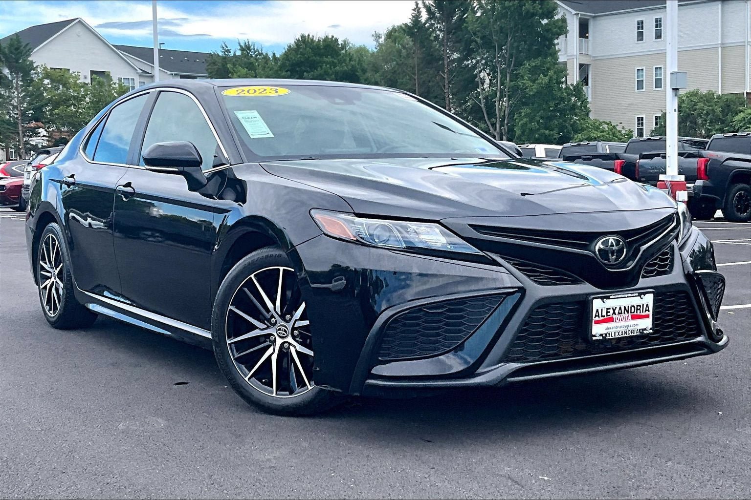 Used 2023 Toyota Camry SE w/ Audio Upgrade Package FWD image 2