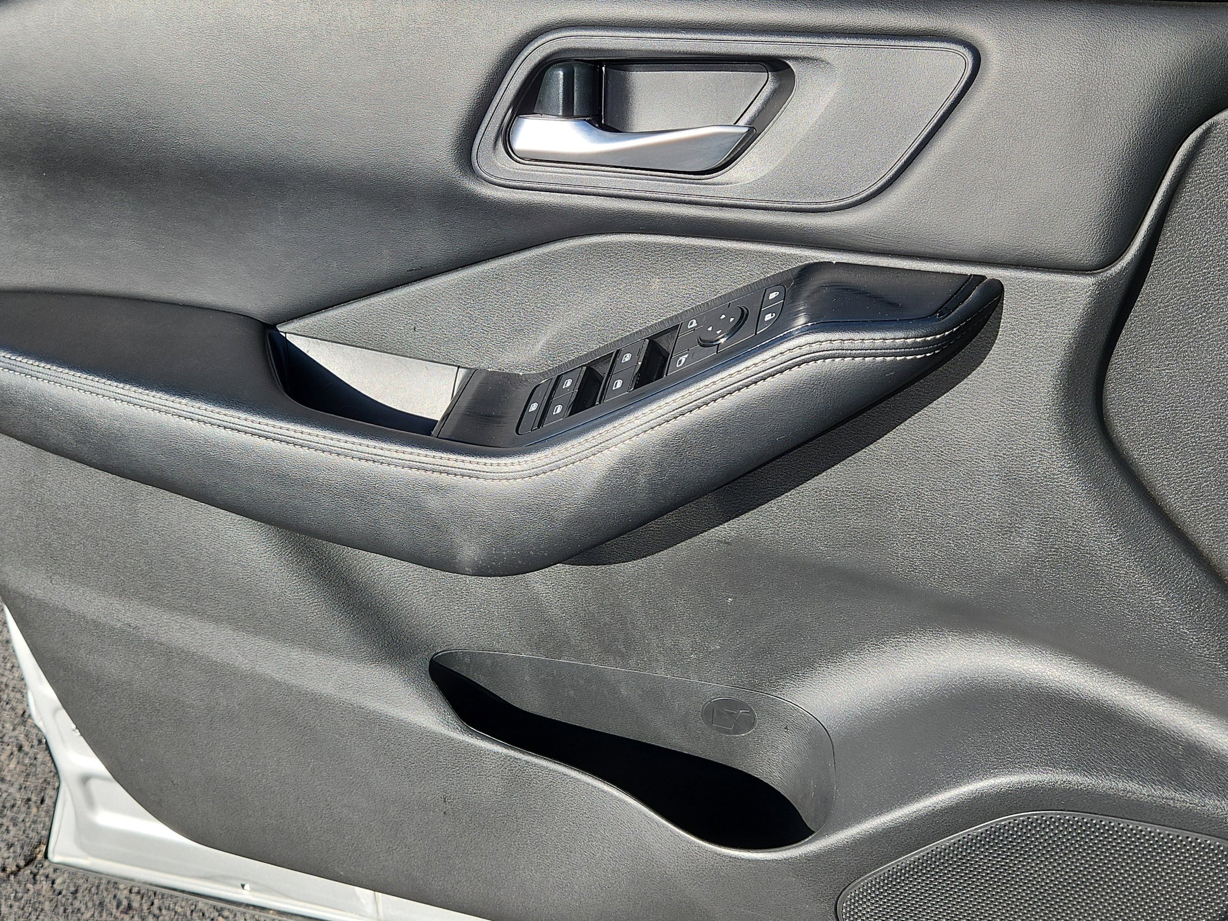 Used 2024 Nissan Rogue SV AWD/4WD image 8