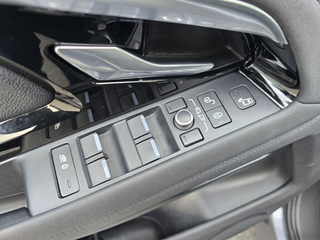 Used 2020 Land Rover Range Rover Evoque SE image 23
