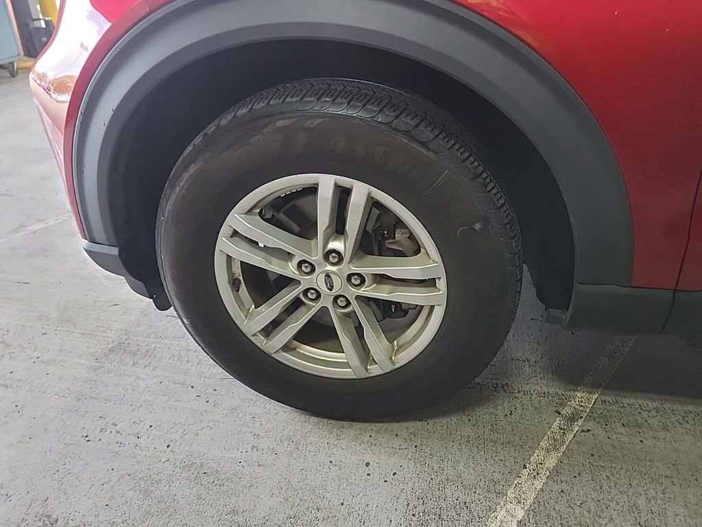 Used 2022 Ford Explorer XLT w/ Equipment Group 202A image 4