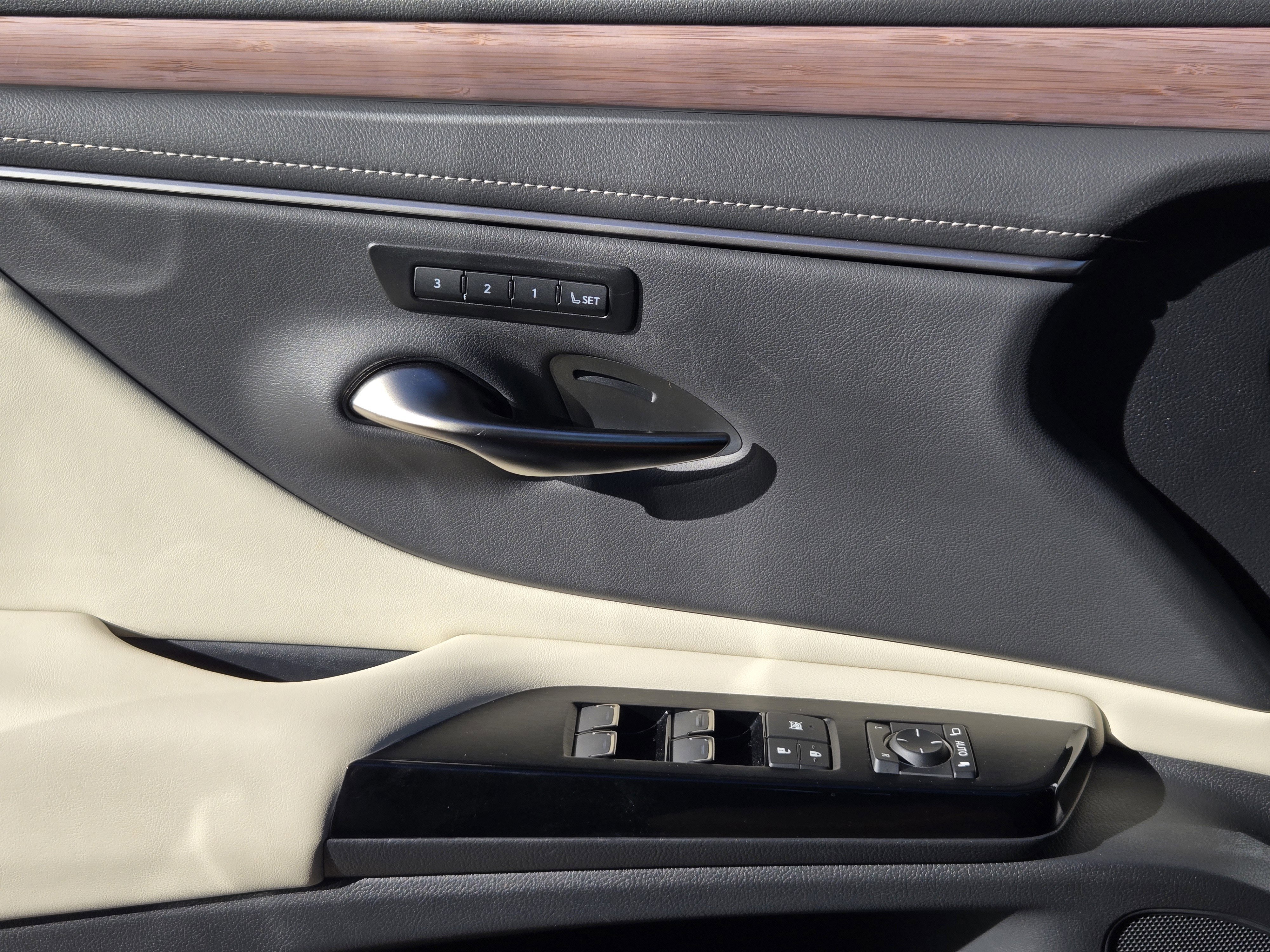 Used 2025 Lexus ES 300h w/ Premium Package image 34