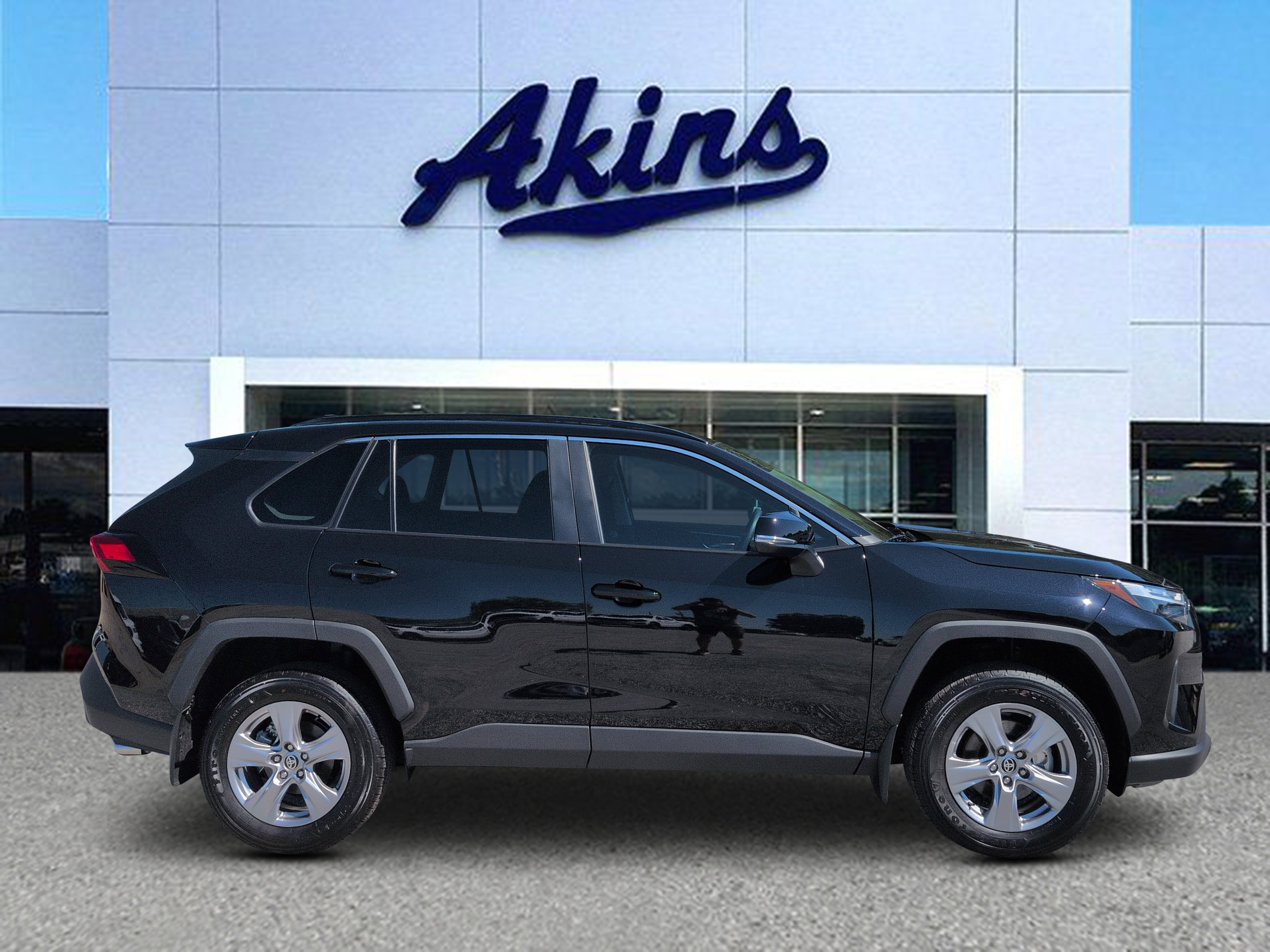 Used 2025 Toyota RAV4 XLE w/ Convenience Package FWD image 1