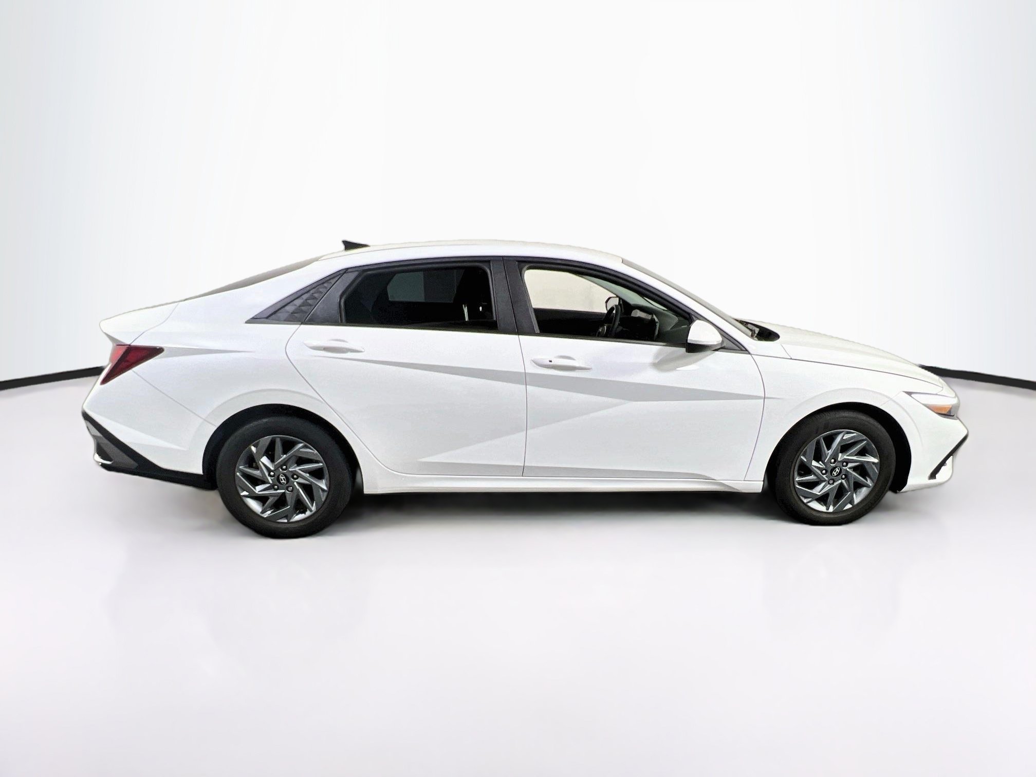 Used 2024 Hyundai Elantra SEL FWD image 4