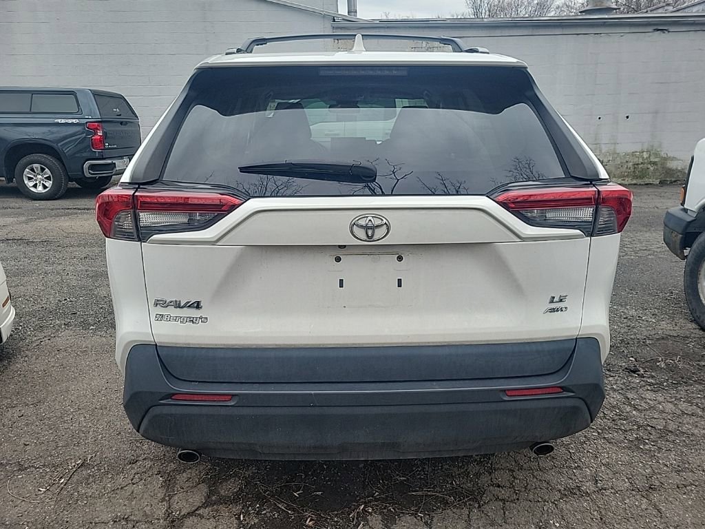 Used 2021 Toyota RAV4 LE image 5