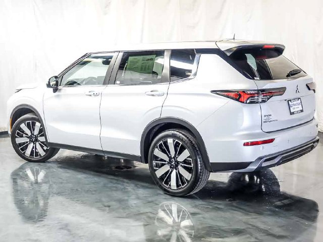 Used 2025 Mitsubishi Outlander SE AWD/4WD image 9