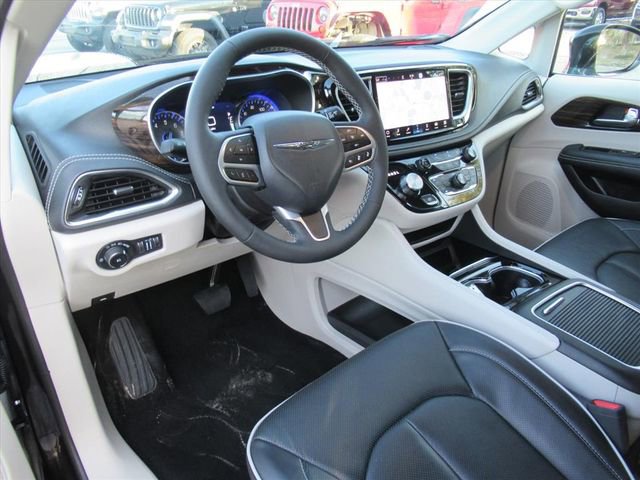 Used 2024 Chrysler Pacifica Limited image 15