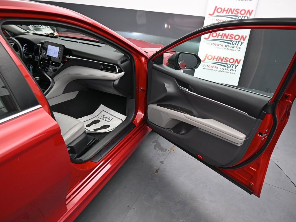 Used 2022 Toyota Camry SE image 19