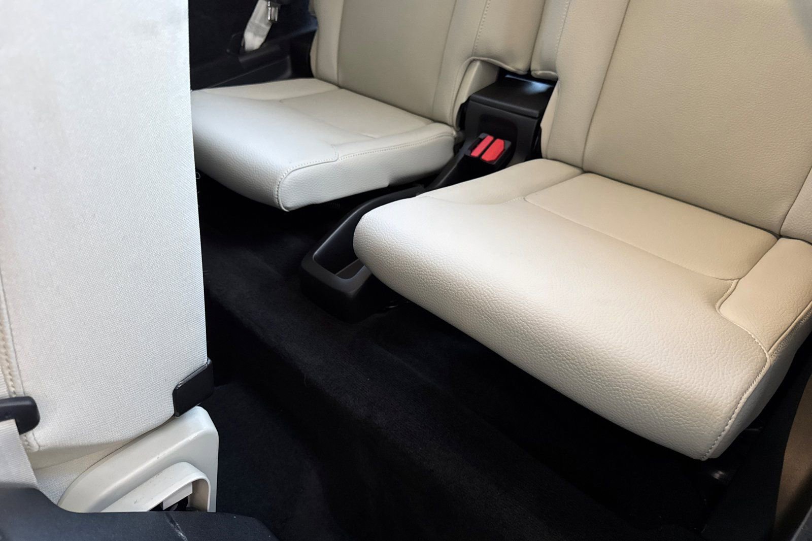 Certified 2024 Volvo XC90 T8 Plus w/ Protection Package Premier image 18