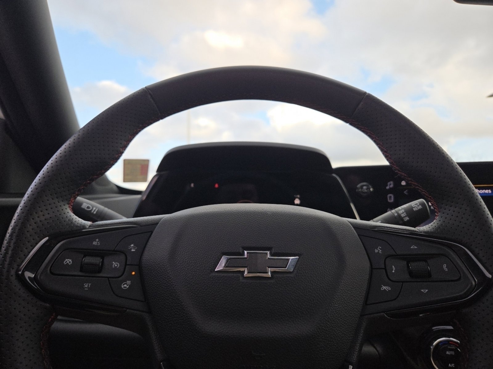 Used 2025 Chevrolet Trax RS w/ Sunroof Package image 30