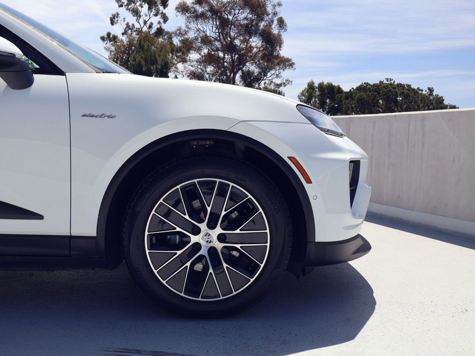 Certified 2025 Porsche Macan Electric RWD image 11