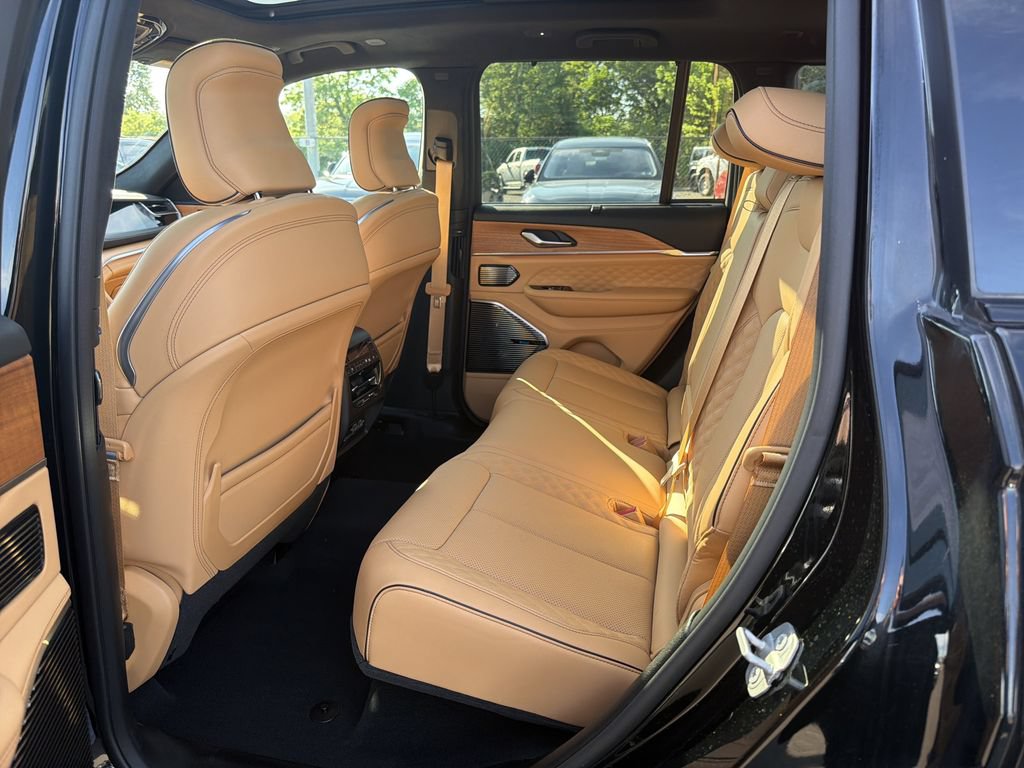 Used 2023 Jeep Grand Cherokee Summit AWD/4WD image 13