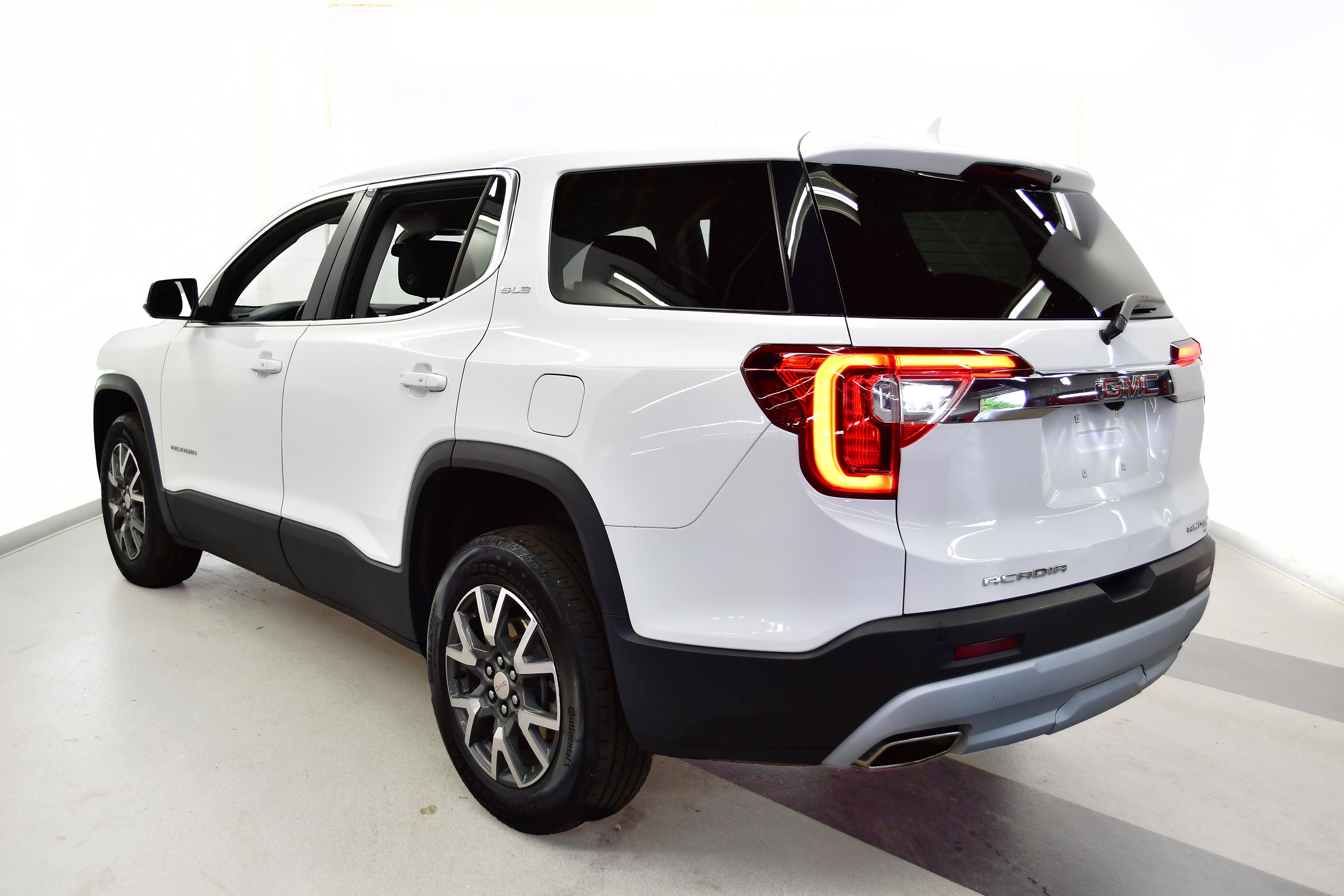 Used 2023 GMC Acadia SLE AWD/4WD image 4