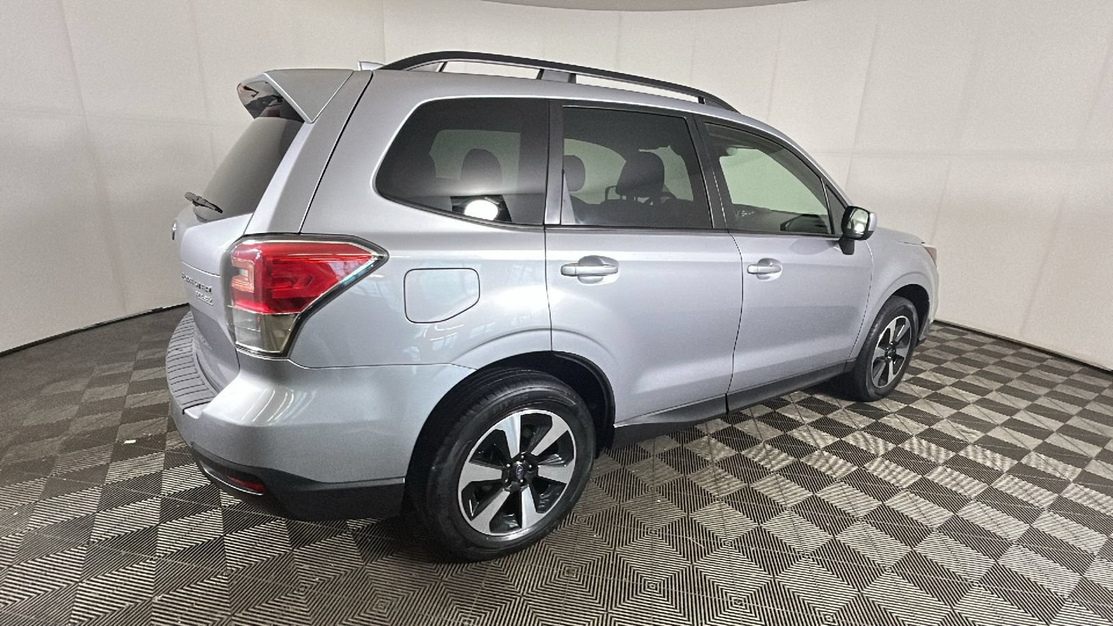 Used 2017 Subaru Forester 2.5i Premium AWD/4WD image 3