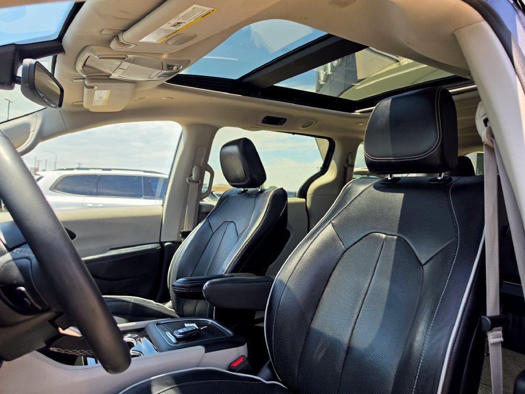 Used 2023 Chrysler Pacifica Limited FWD image 9