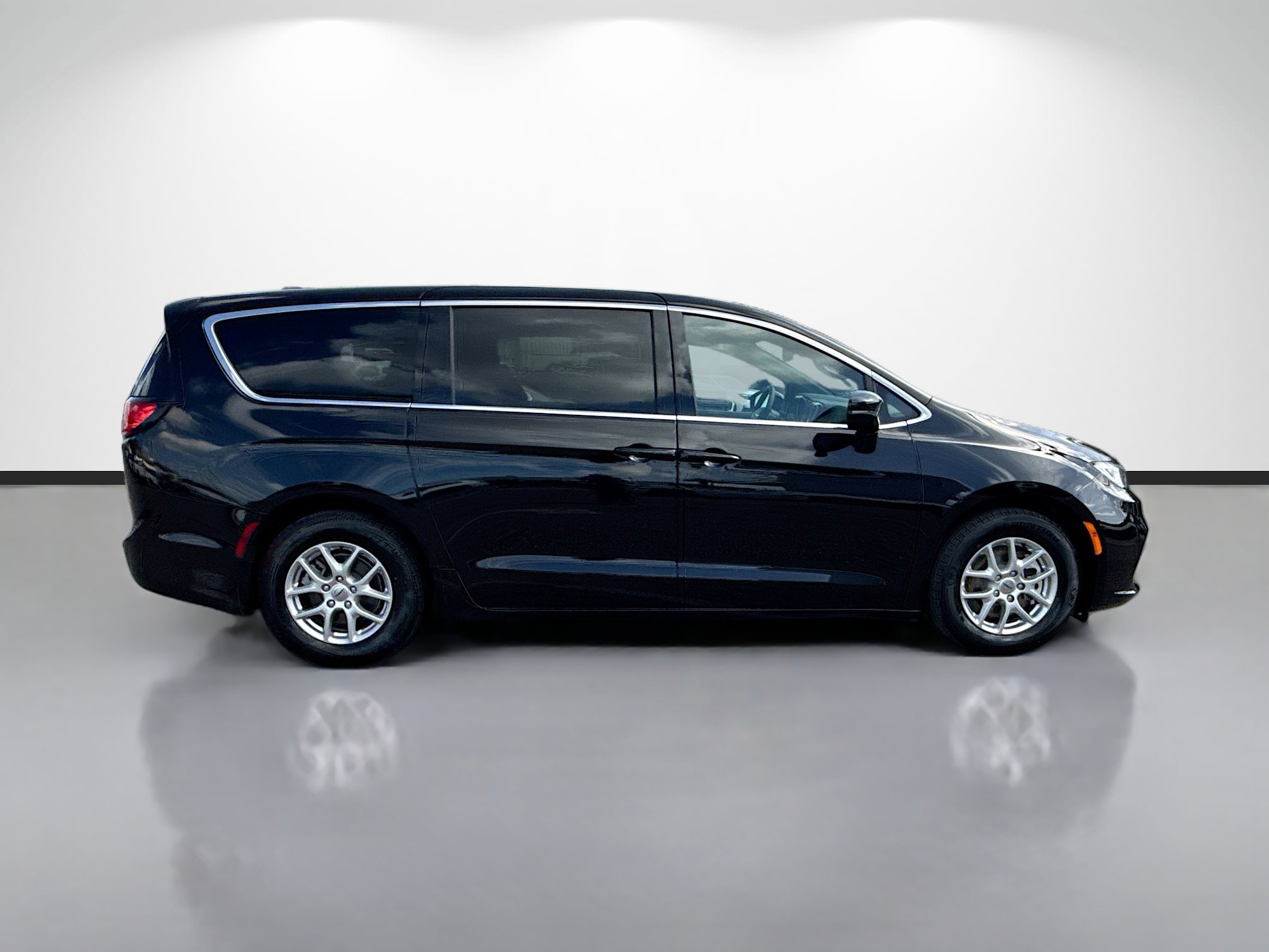 Used 2025 Chrysler Pacifica Select FWD image 2