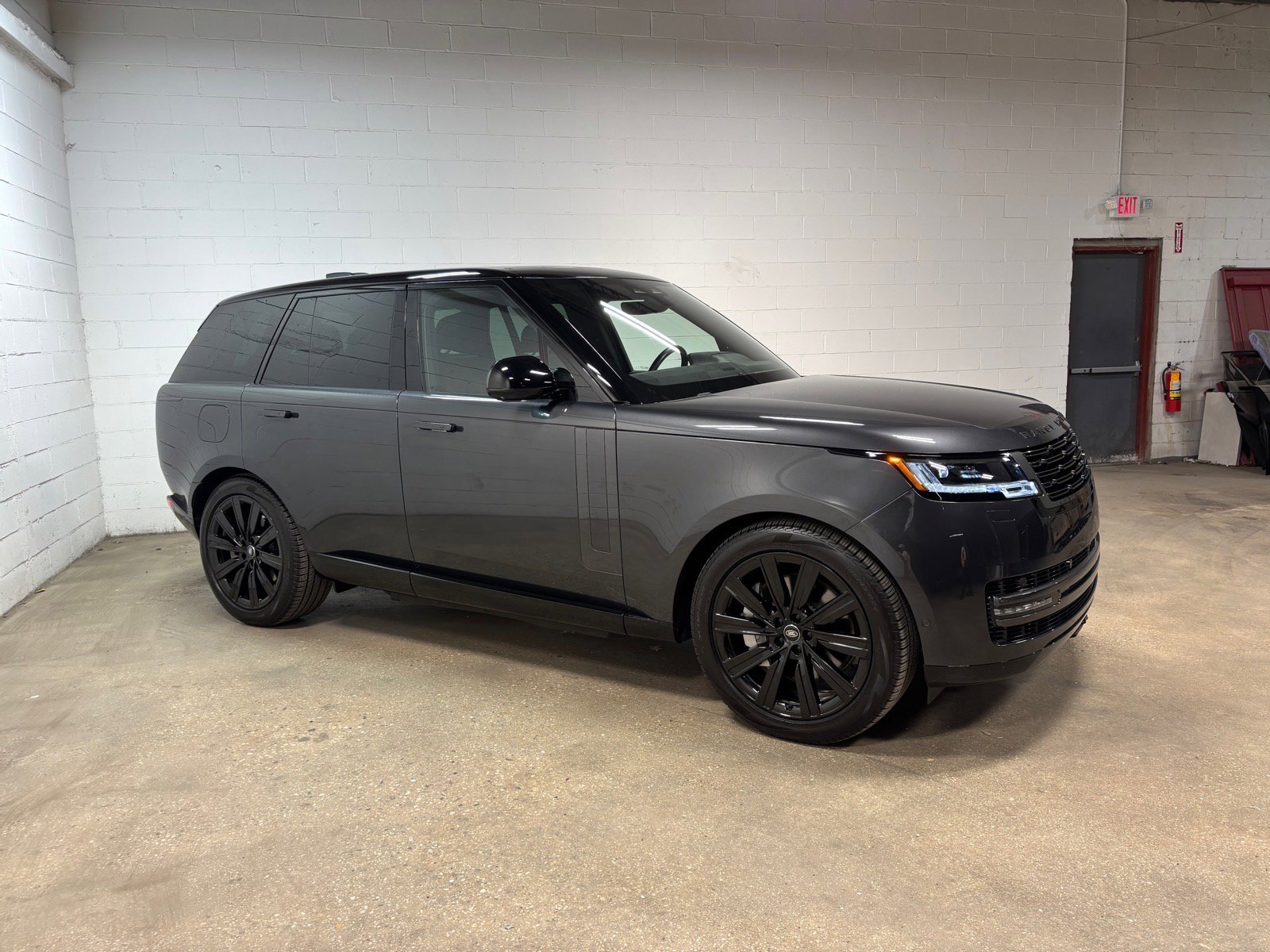 Used 2025 Land Rover Range Rover SE AWD/4WD image 5