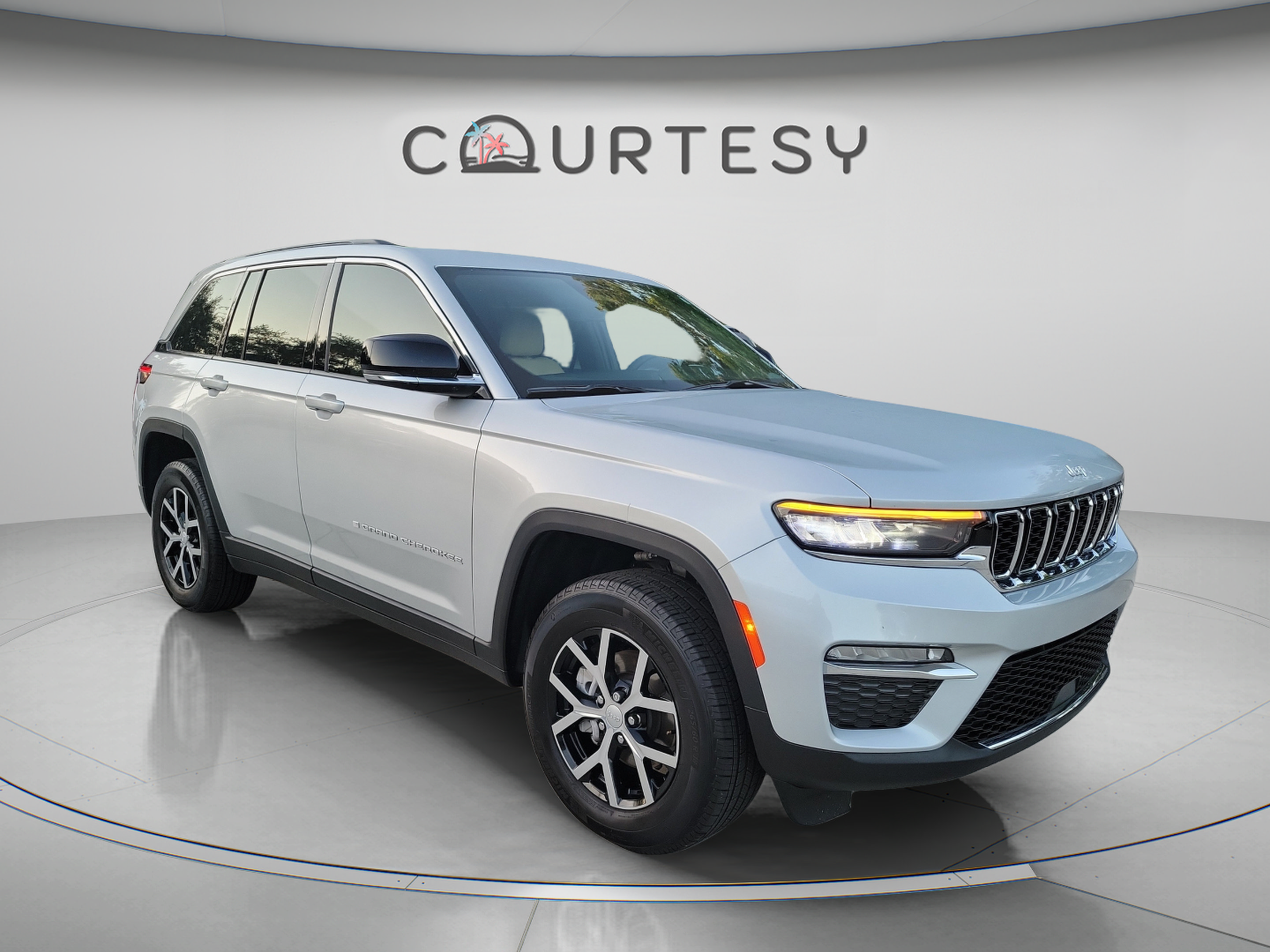 Certified 2025 Jeep Grand Cherokee Limited w/ Trailer Tow Package RWD image 4