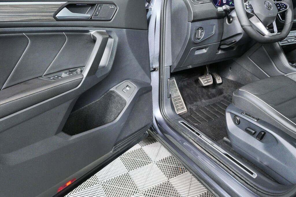 Used 2024 Volkswagen Tiguan SEL R-Line AWD/4WD image 8