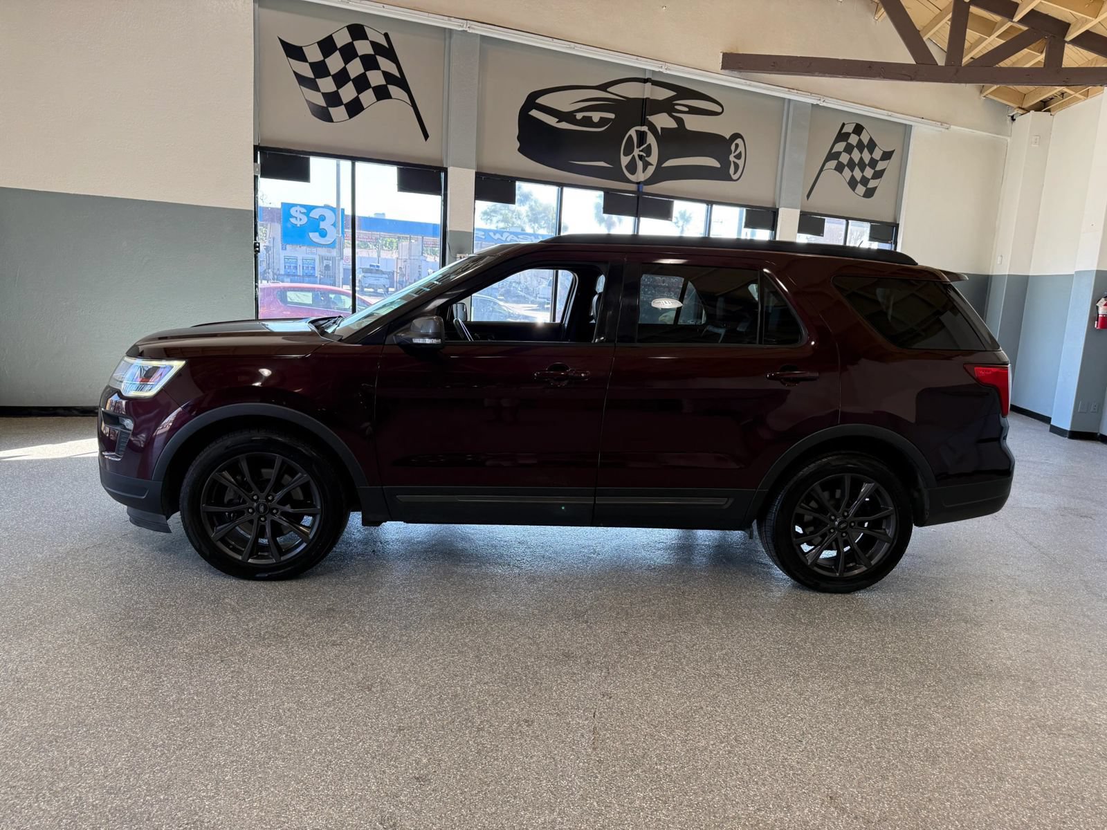 Used 2018 Ford Explorer XLT w/ Equipment Group 202A FWD image 4