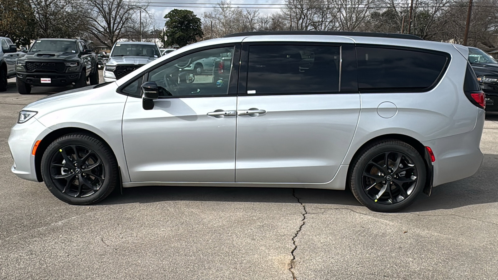 New 2026 Chrysler Pacifica Select w/ S Appearance Package FWD image 8