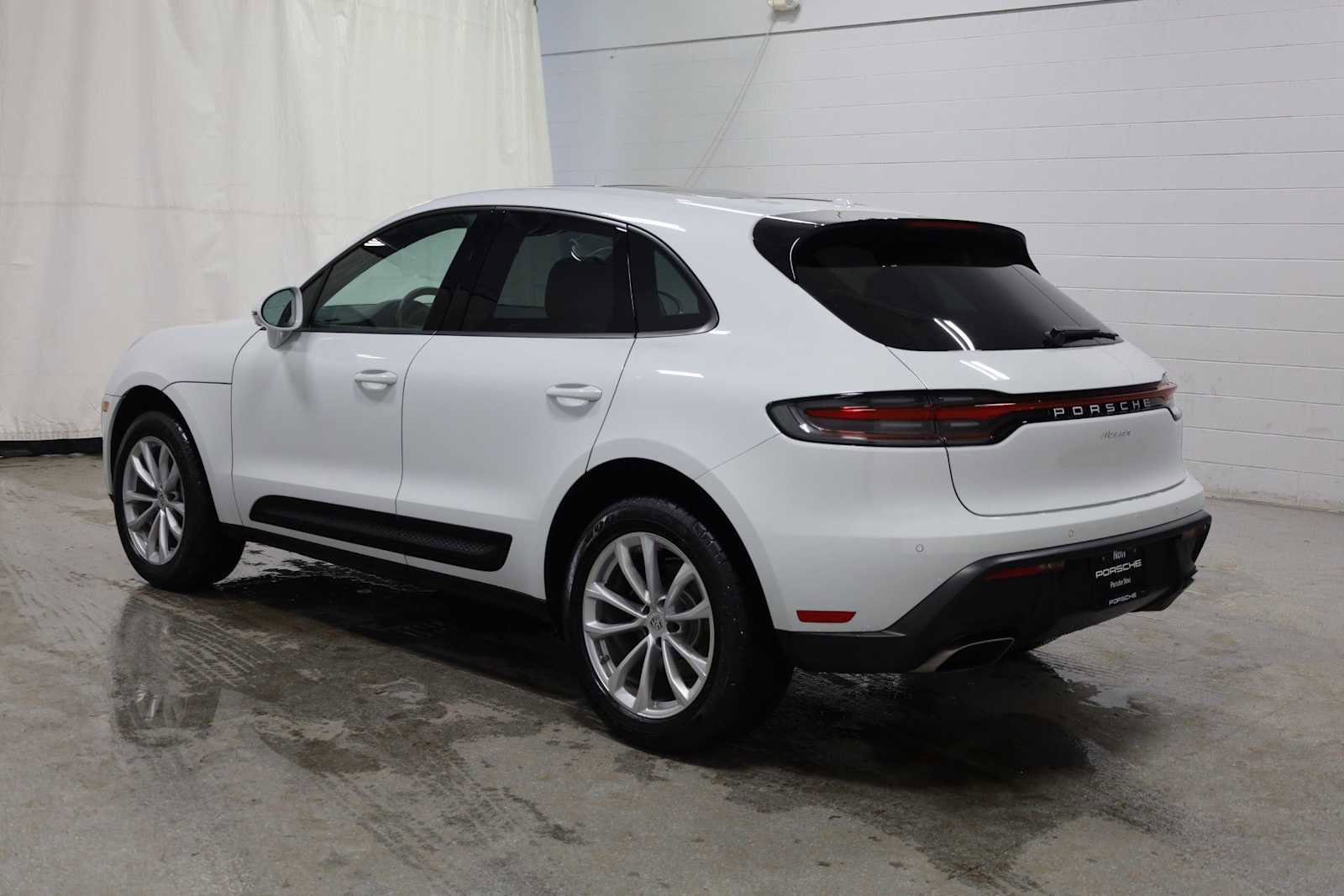 Certified 2026 Porsche Macan AWD/4WD image 3