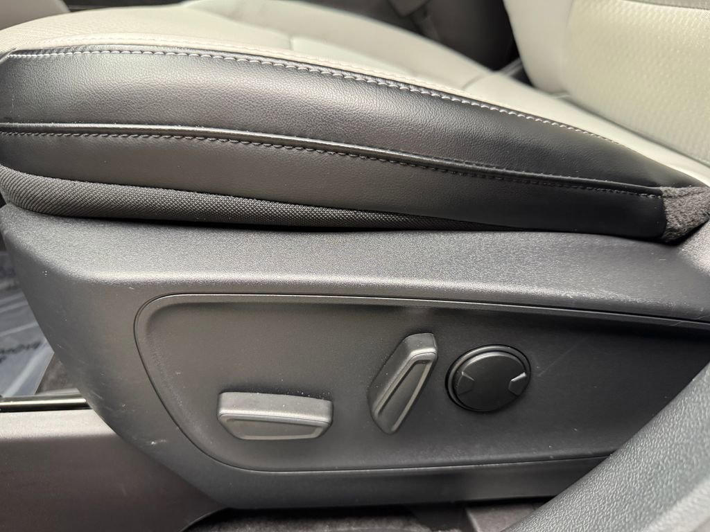 Certified 2025 Ford Escape SE FWD image 12