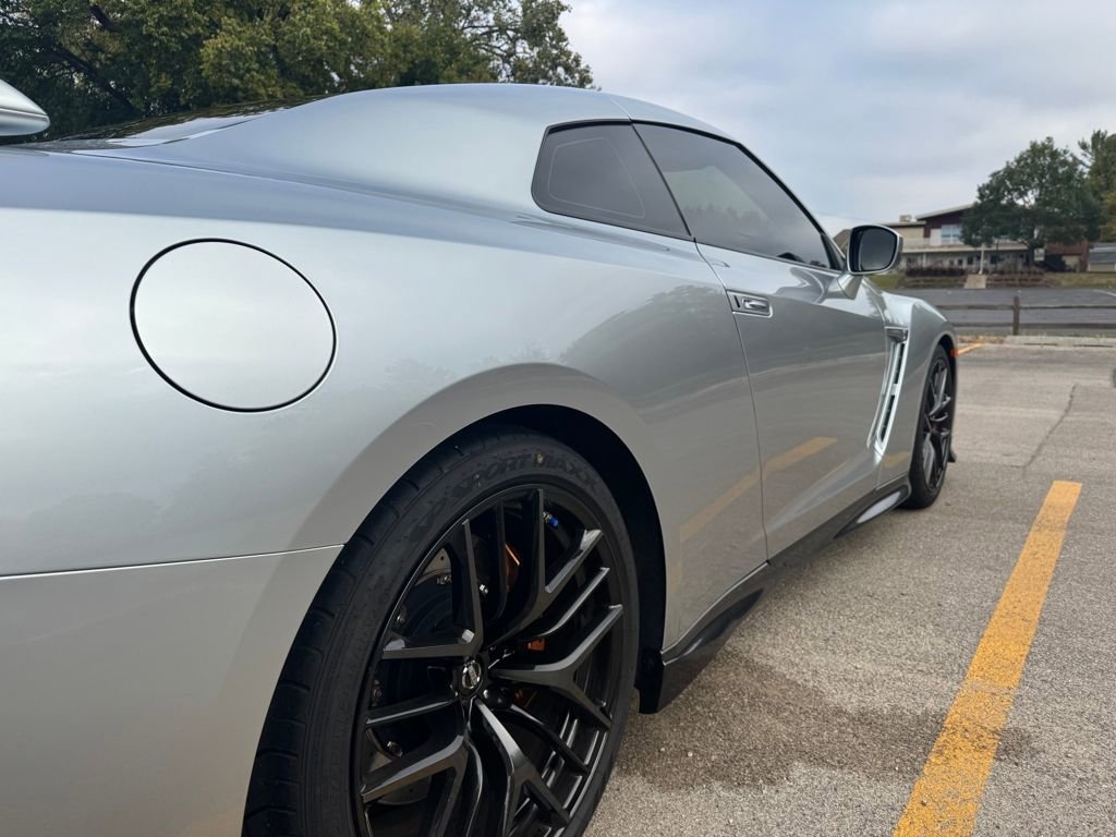 Used 2017 Nissan GT-R Premium w/ Premium Interior Package image 16