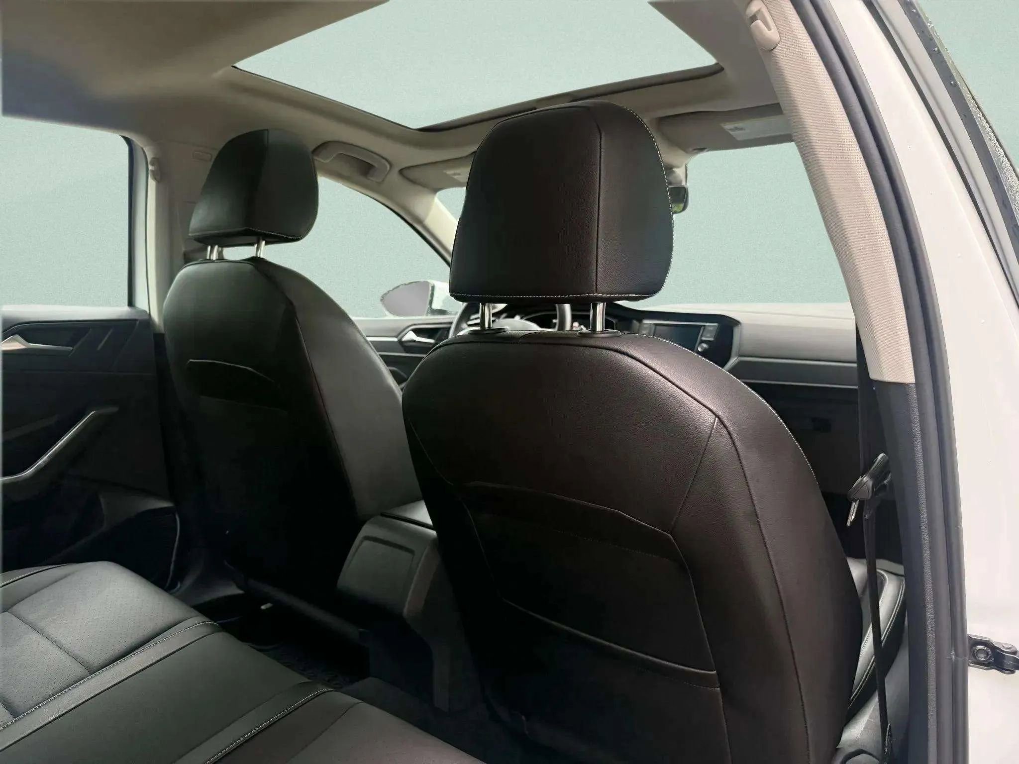 Used 2022 Volkswagen Jetta SE image 10