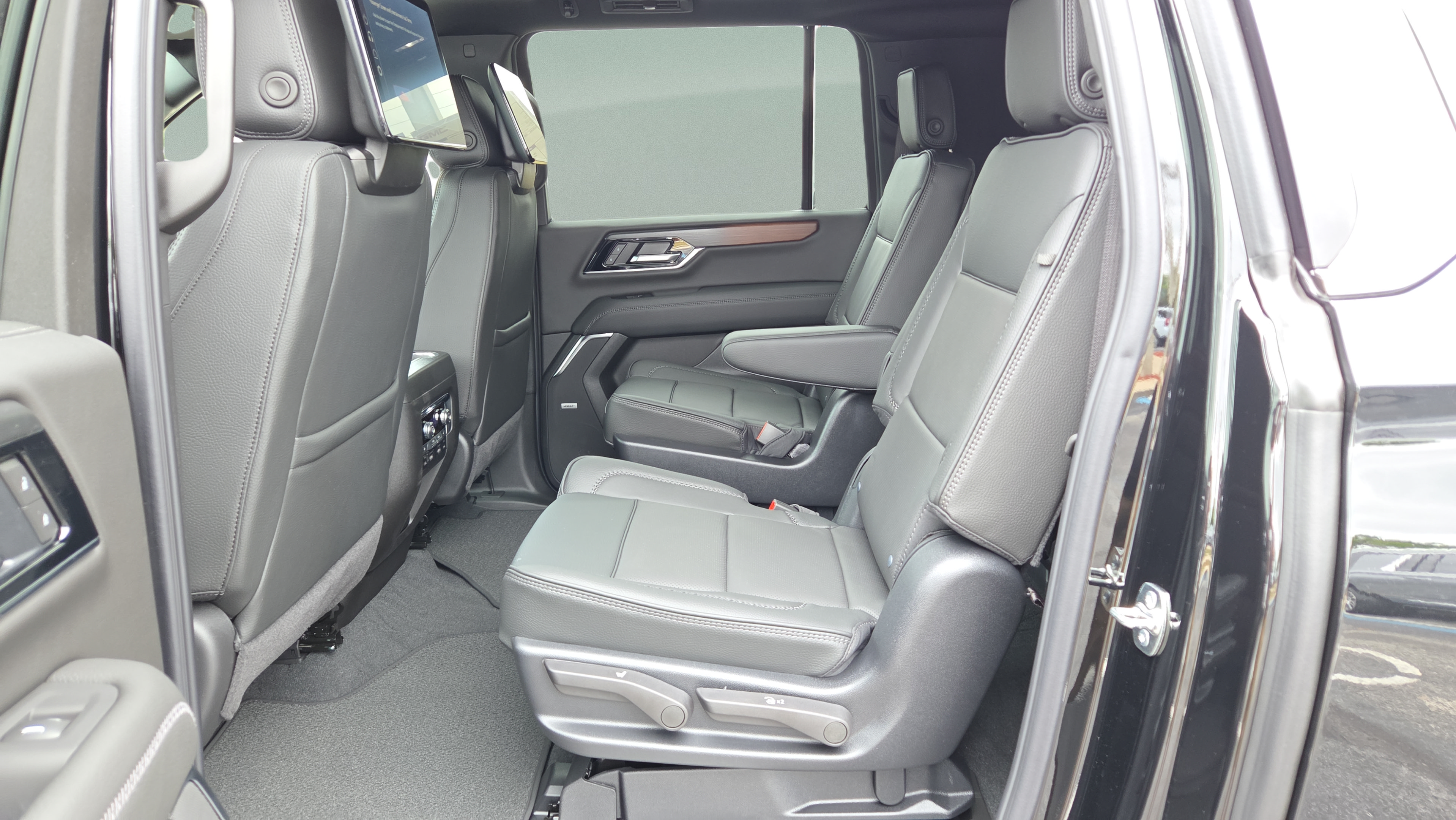 New 2026 GMC Yukon XL Denali w/ Denali Reserve Package AWD/4WD image 10
