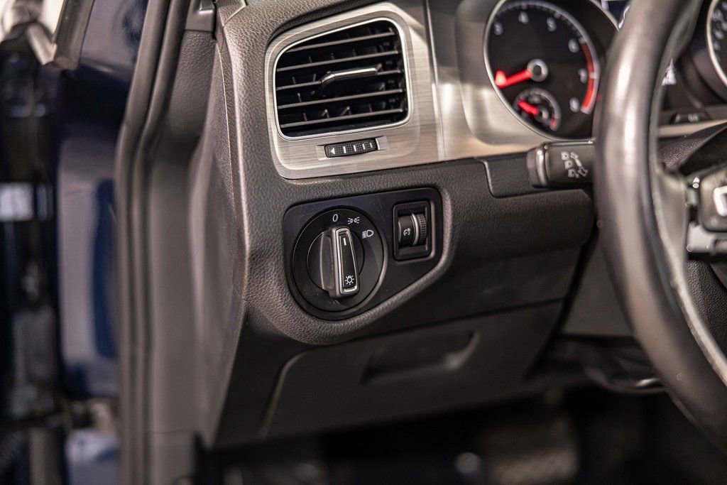 Used 2016 Volkswagen Golf S image 18