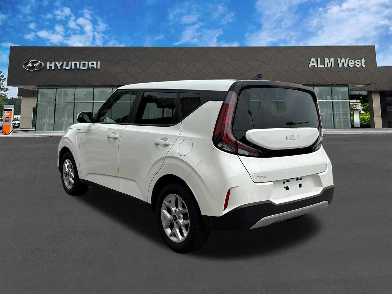 Used 2025 Kia Soul LX w/ LX Technology Package FWD image 7