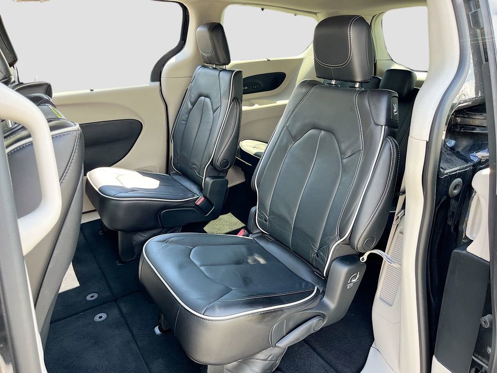 Used 2023 Chrysler Pacifica Limited w/ Uconnect Theater Family Group image 26