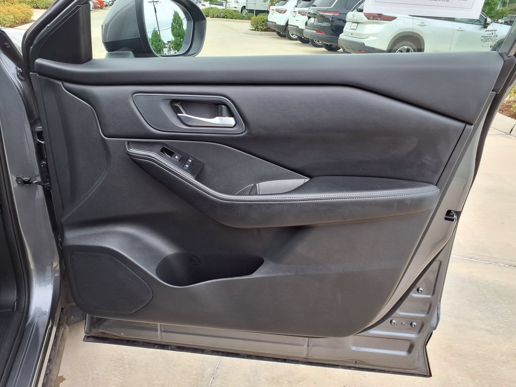 Used 2025 Nissan Rogue SV FWD image 31
