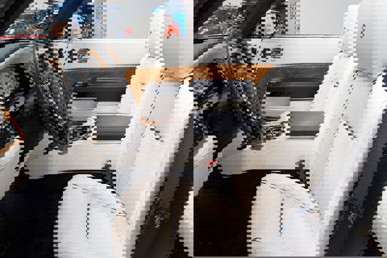 Used 2016 Rolls-Royce Dawn image 3