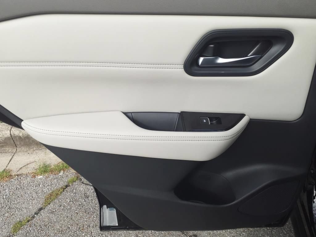 Used 2025 Nissan Rogue SL FWD image 9