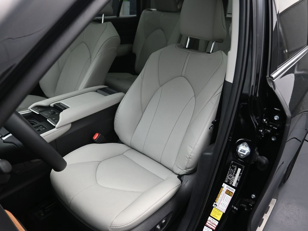 Used 2025 Toyota Grand Highlander AWD image 10