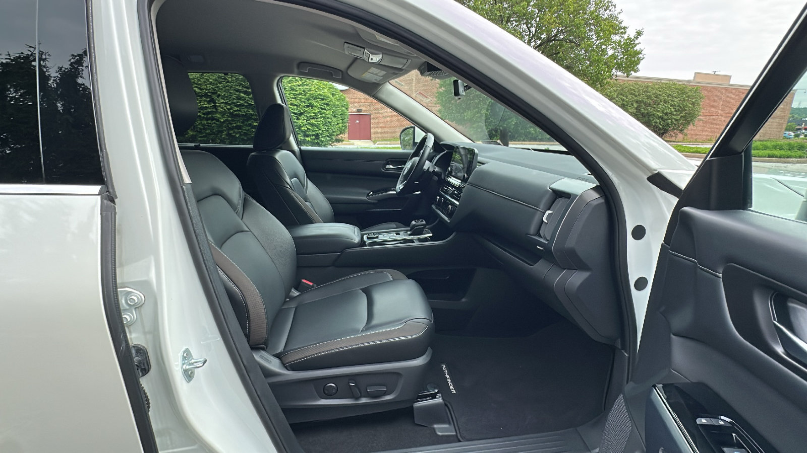 Used 2024 Nissan Pathfinder SL AWD/4WD image 22