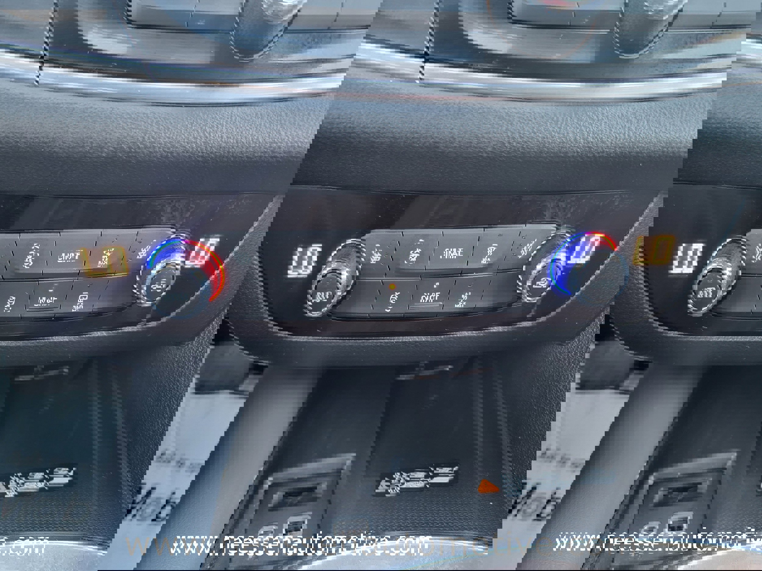 Used 2023 Buick Enclave Essence image 25