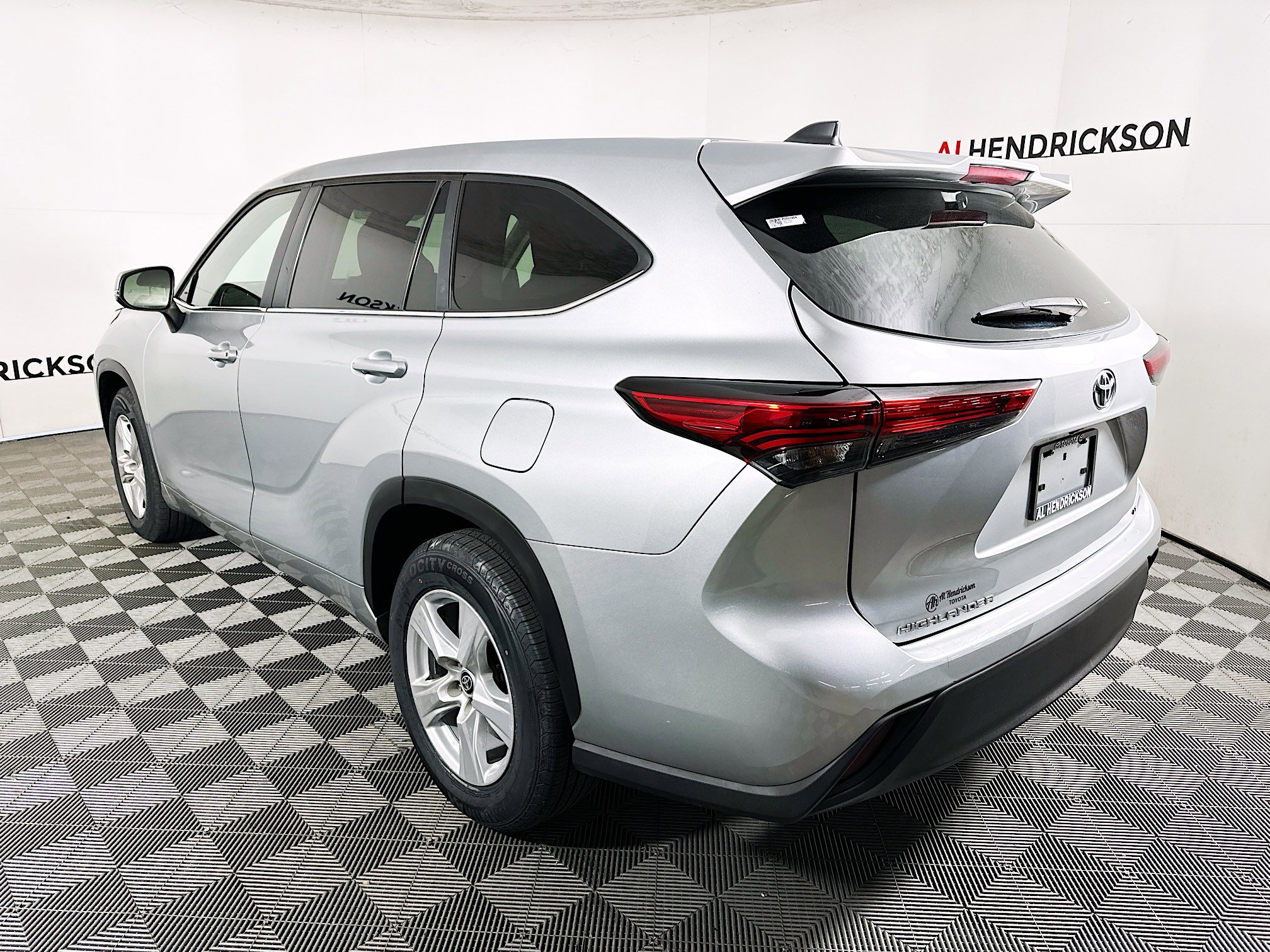 Used 2023 Toyota Highlander LE image 5